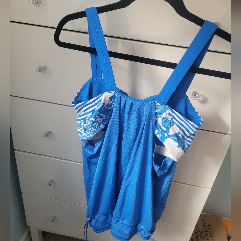 Lululemon tank with built-in sports bra - Picture 2 of 3